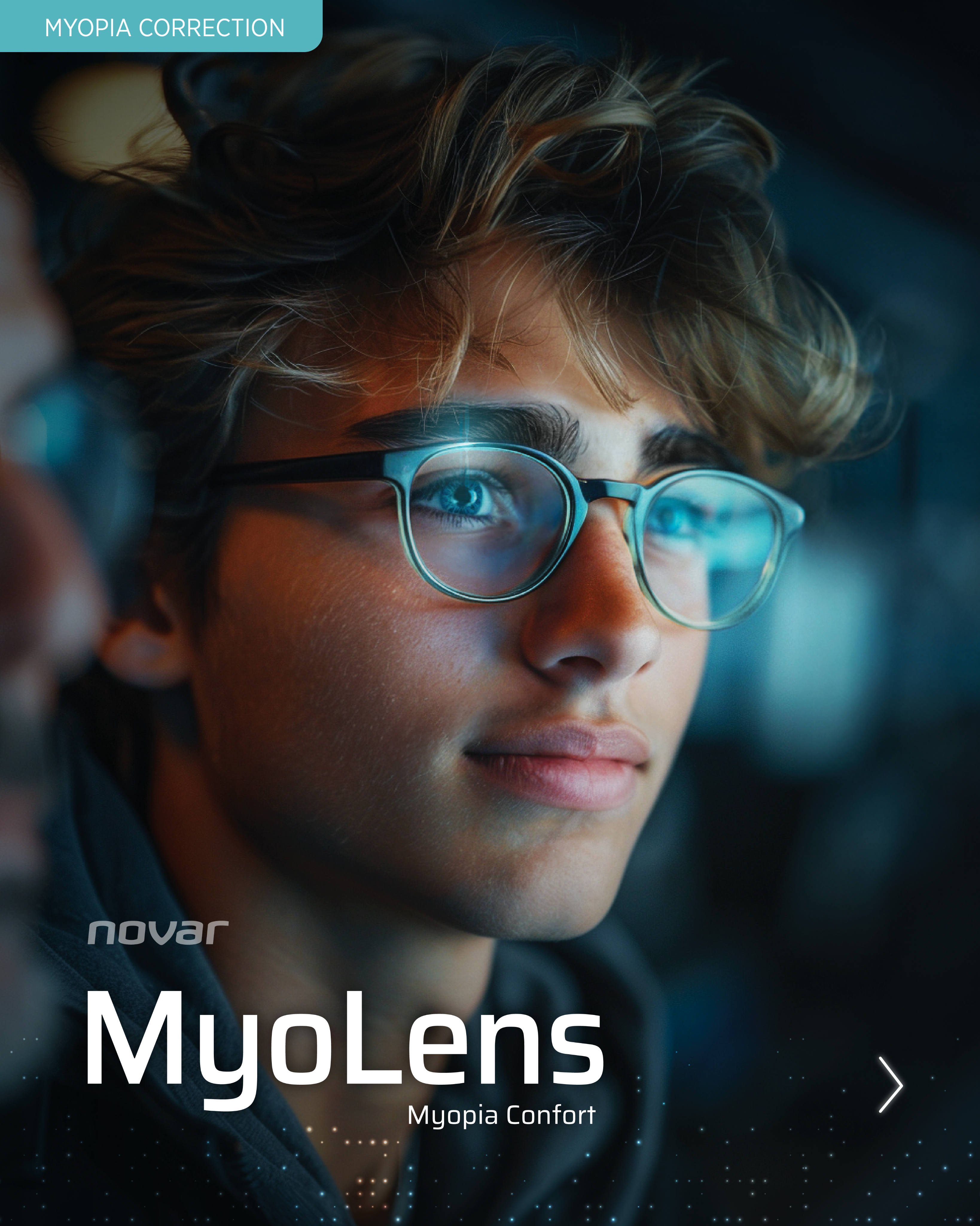 Primer plano de un joven con lentes MyoLens