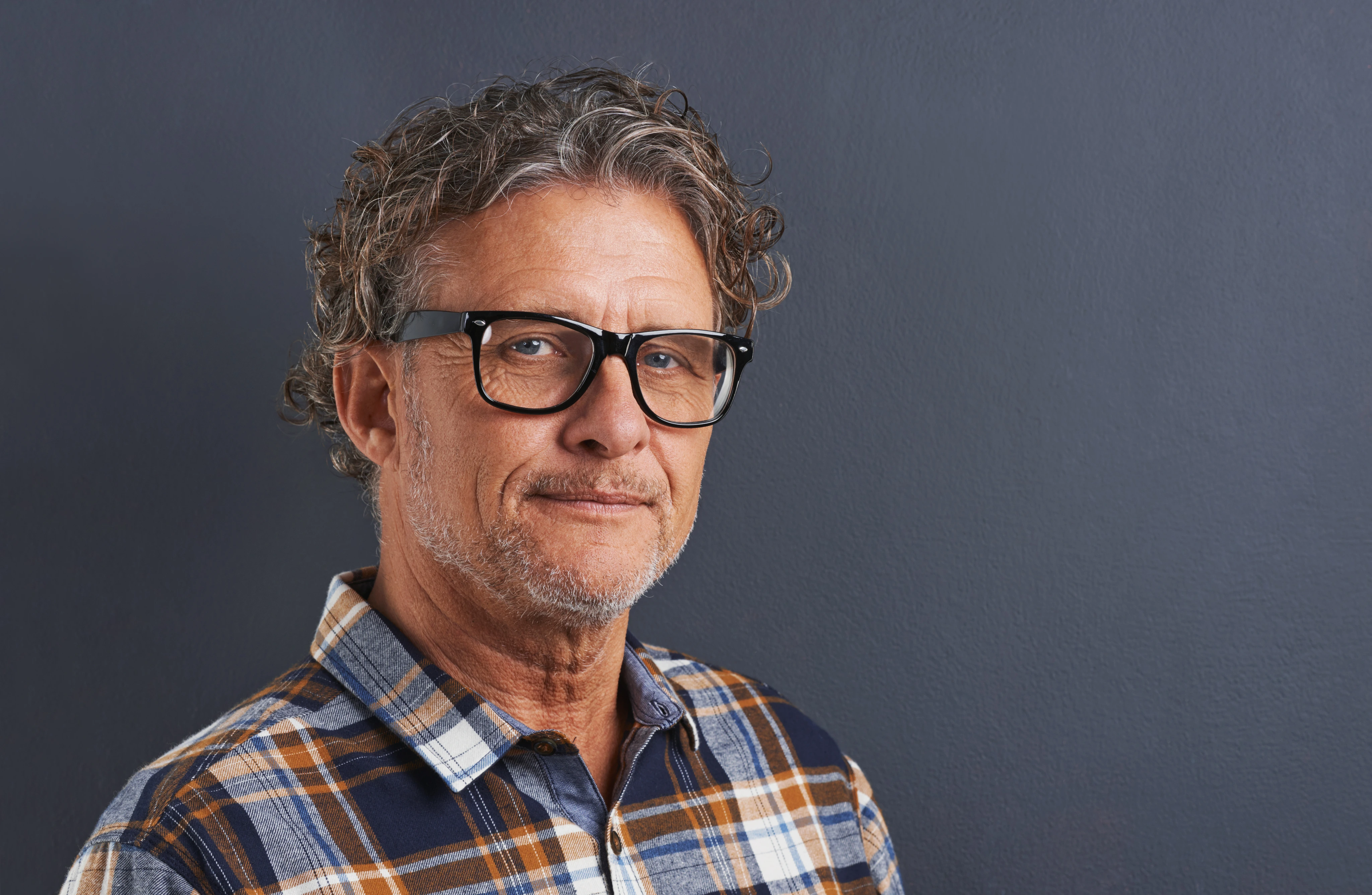Hombre con anteojos y camisa a cuadros