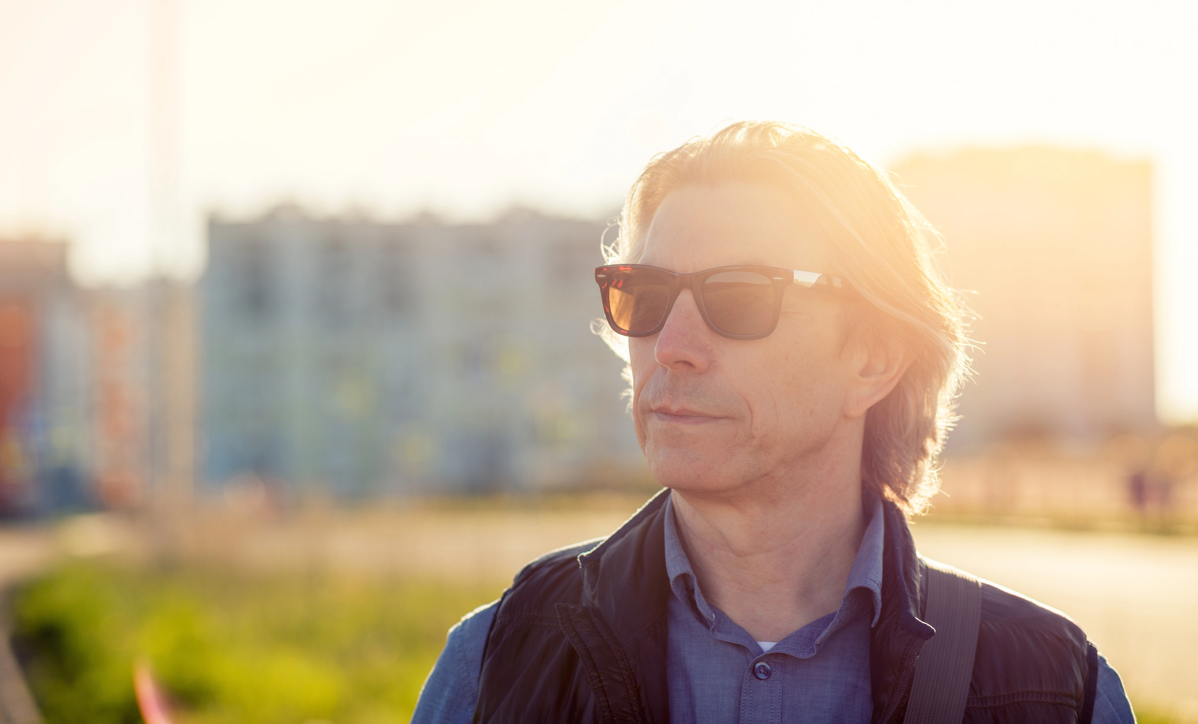 Hombre con gafas de sol al atardecer