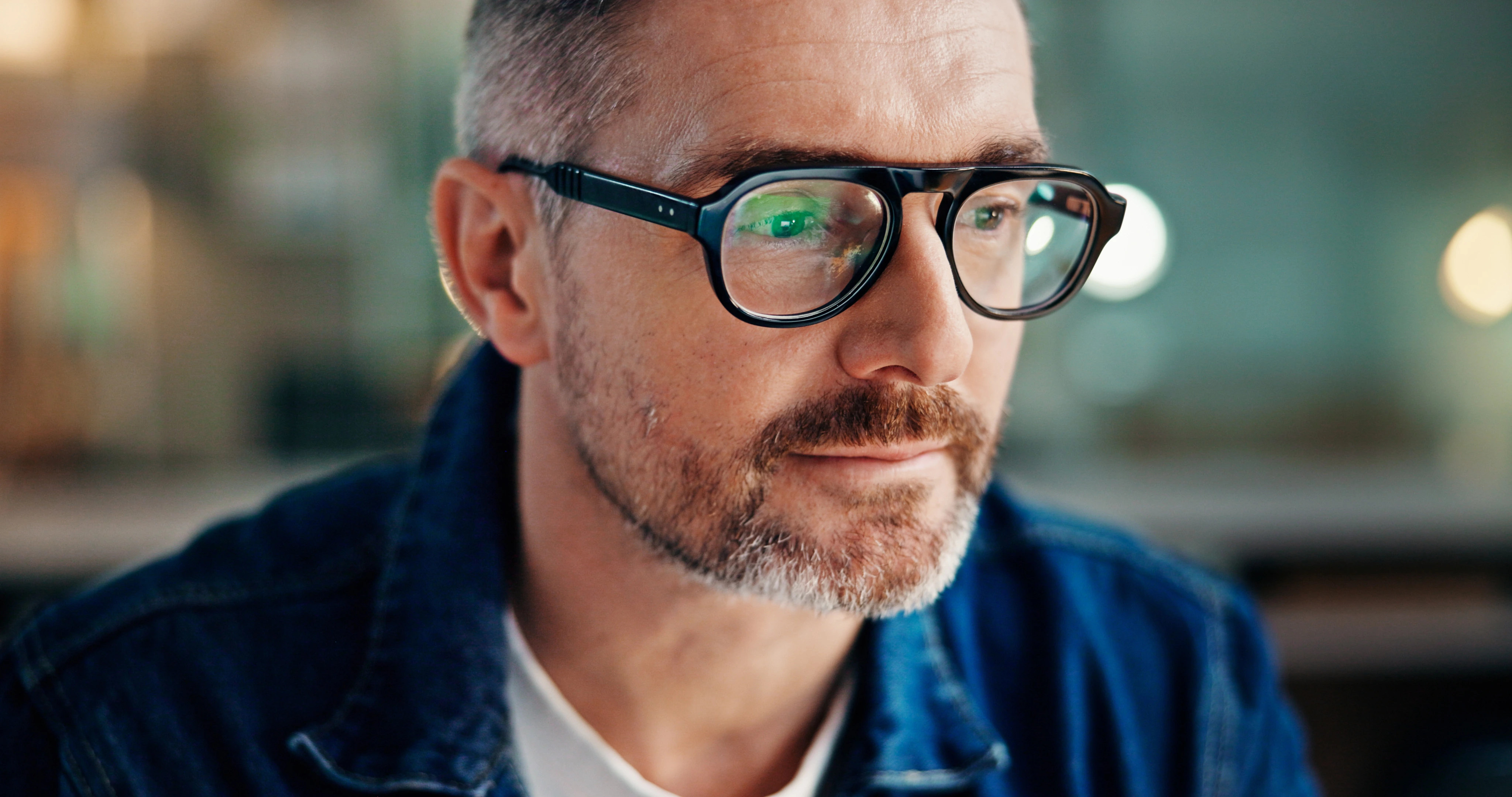 Hombre con anteojos concentrado en interiores