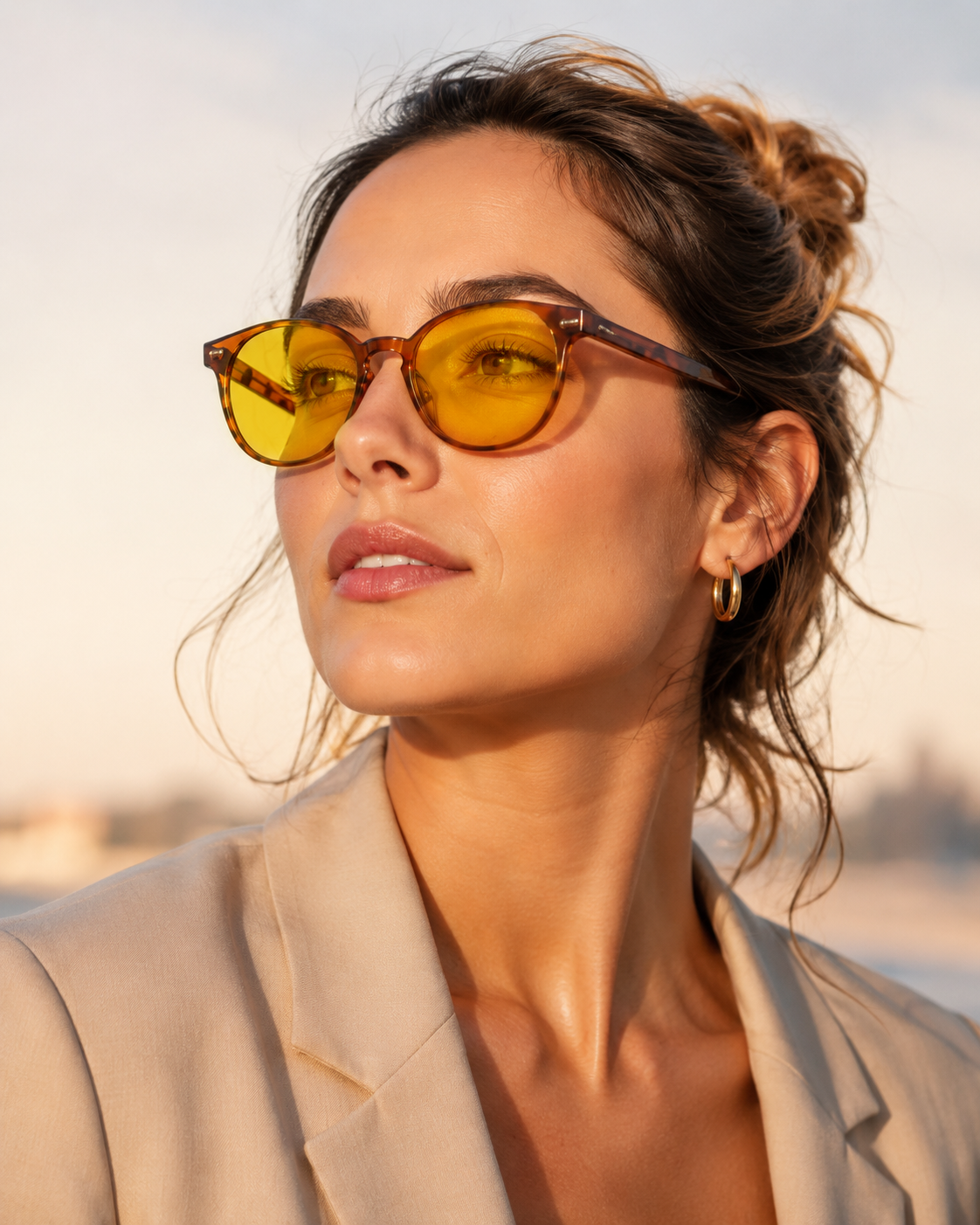 Mujer con lentes de color ámbar